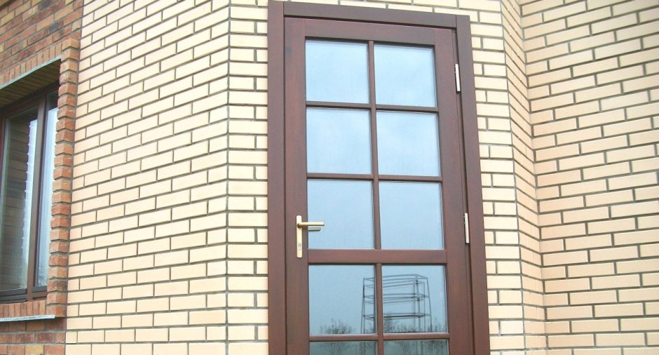 Пластиковая коричневая дверь со стеклом