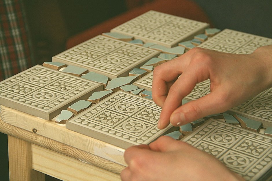 Стол с мозаикой из плитки