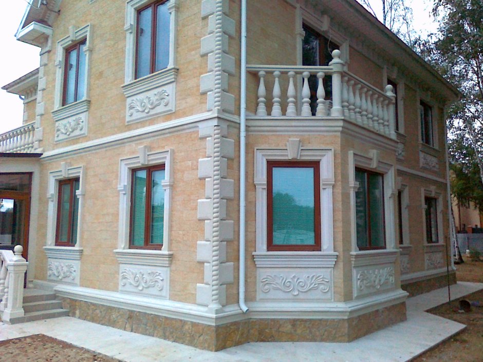 Отделка фасада песчаником в современном стиле