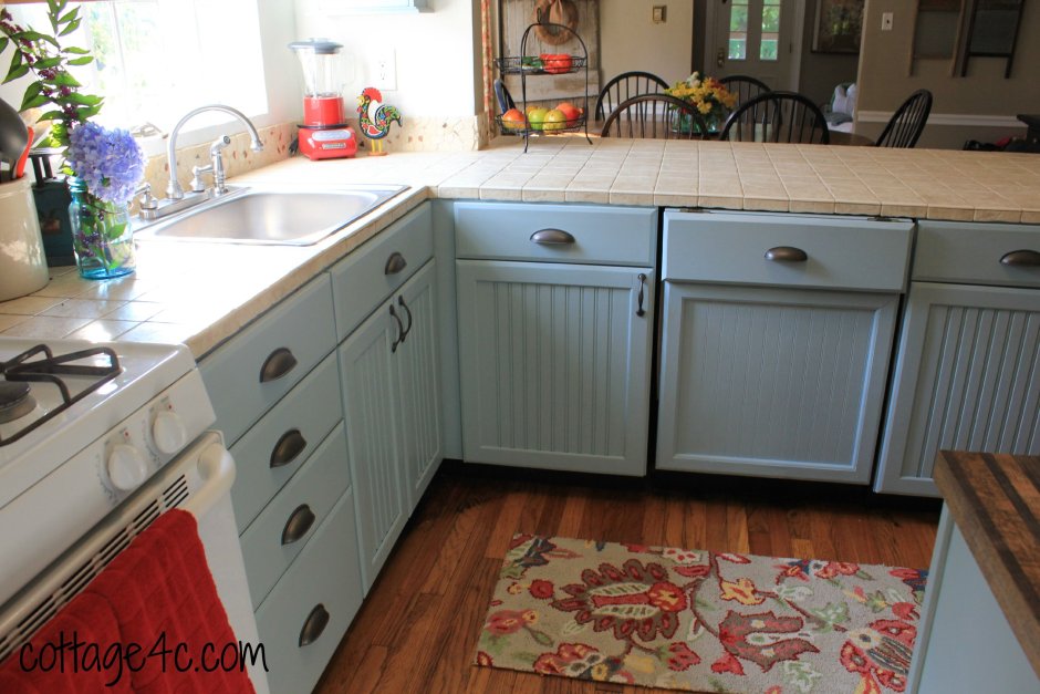 Покраска кухонных шкафов двухцветная