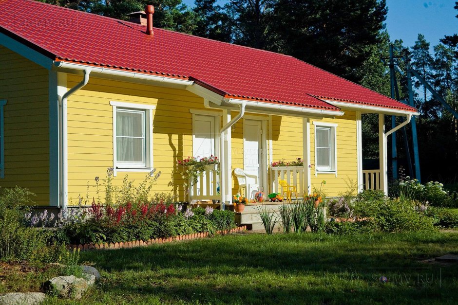 Жёлтый дом с красной крышей