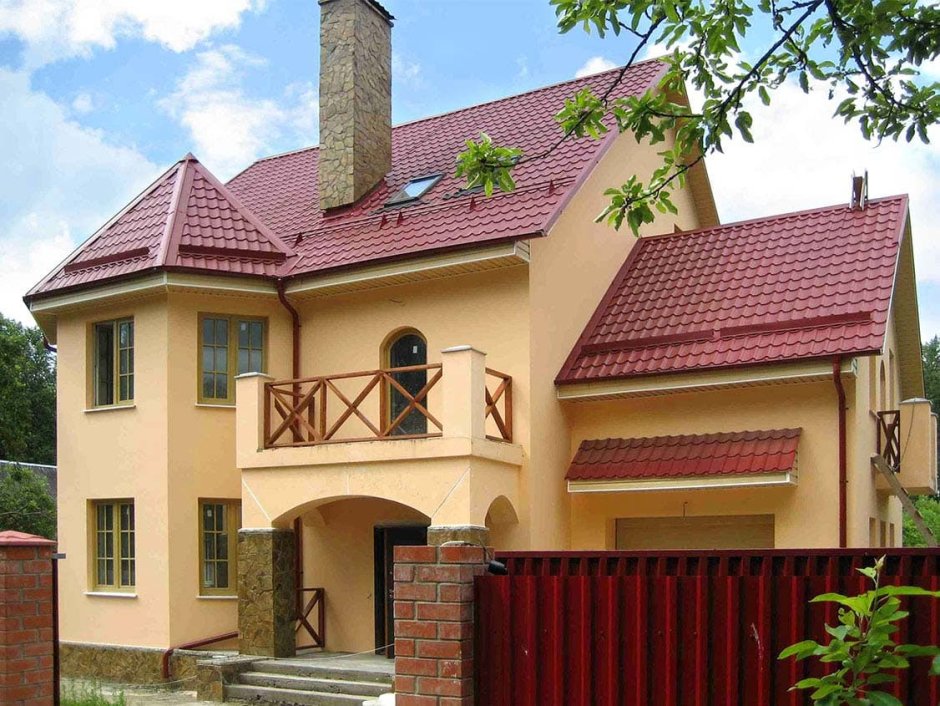 Фасады домов с красной крышей
