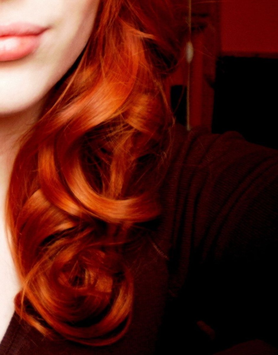 Девочка с рыжими волосами без лица
