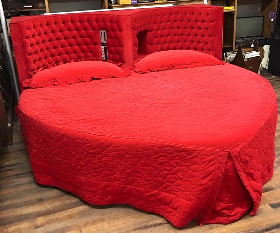 Красная кровать в форме сердца