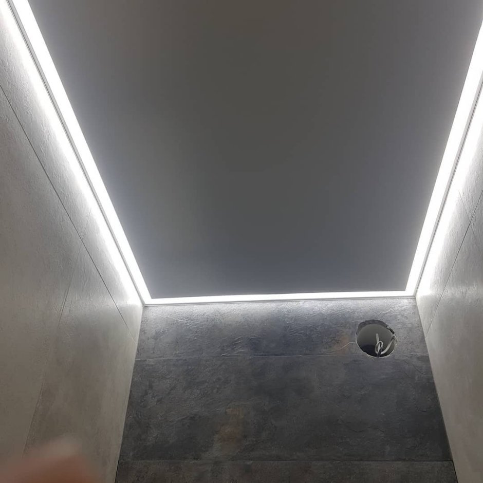 Потолок с подсветкой в ванной