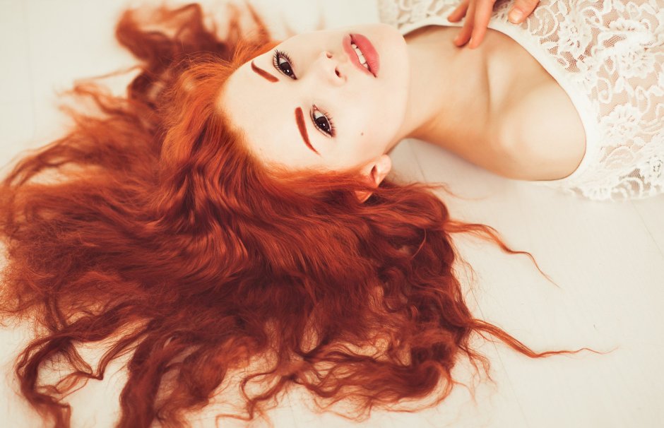 Девушка с рыжими волосами в студии
