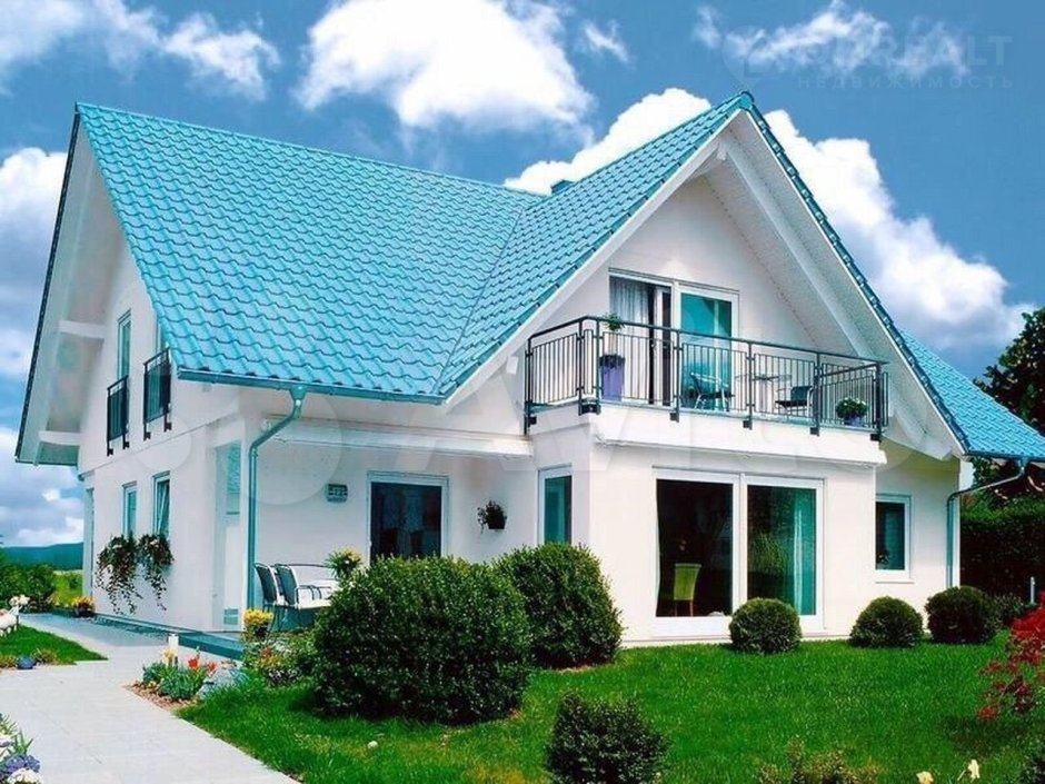 Белый дом с синей крышей