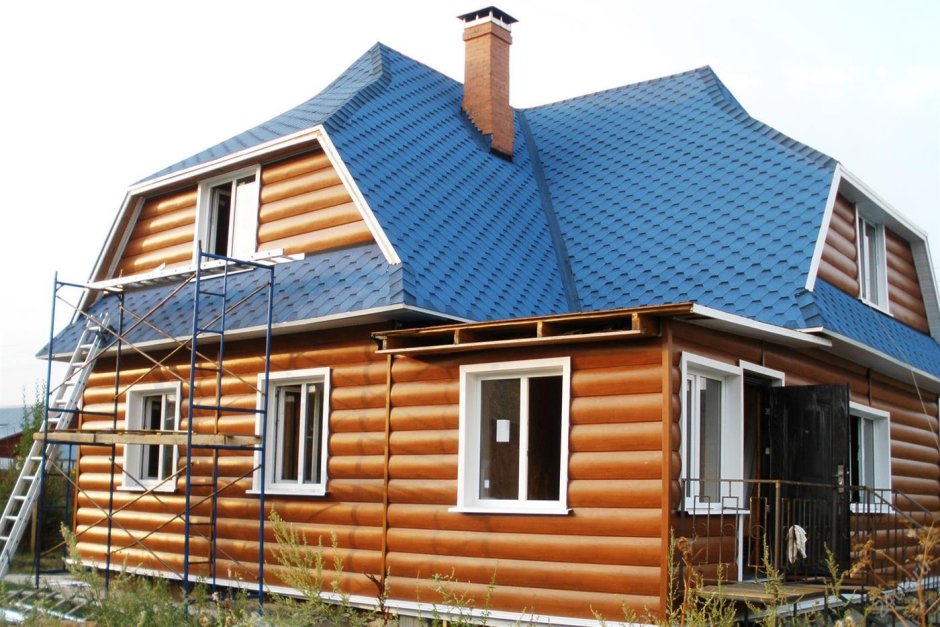 Коричневый дом с синей крышей