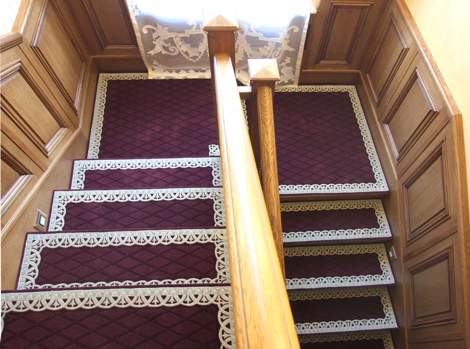 Лестница обшитая ковролином