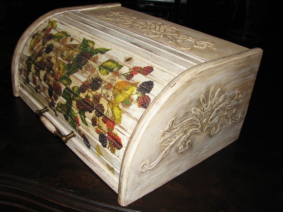 Декор старой деревянной хлебницы