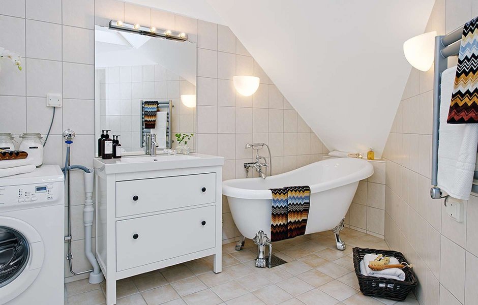 Ванная с окном в скандинавском стиле