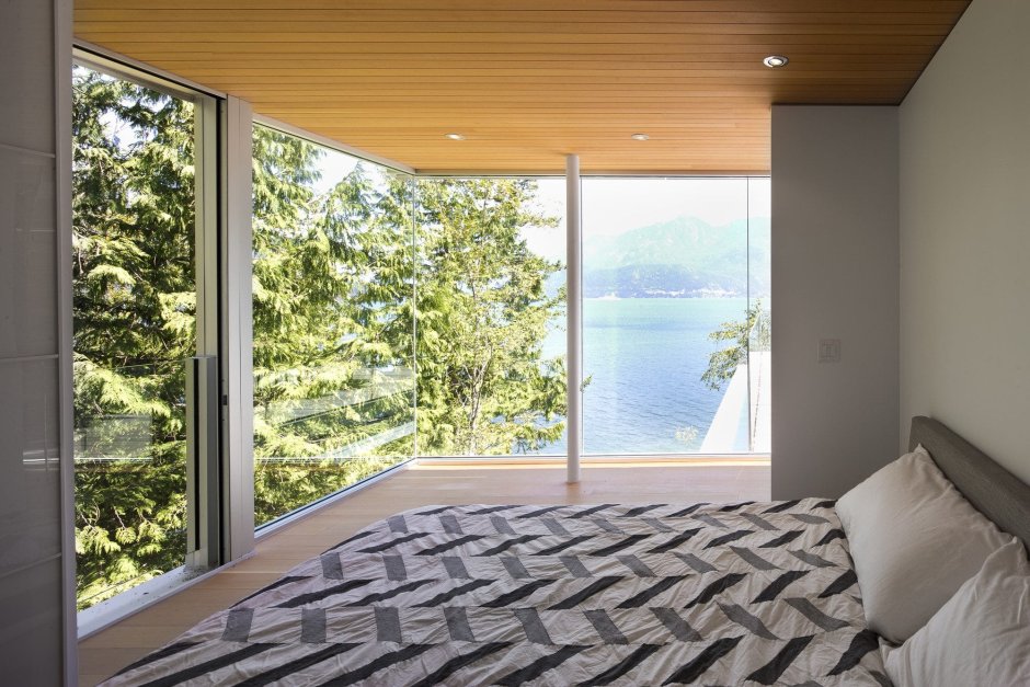 Спальня с видом на озеро