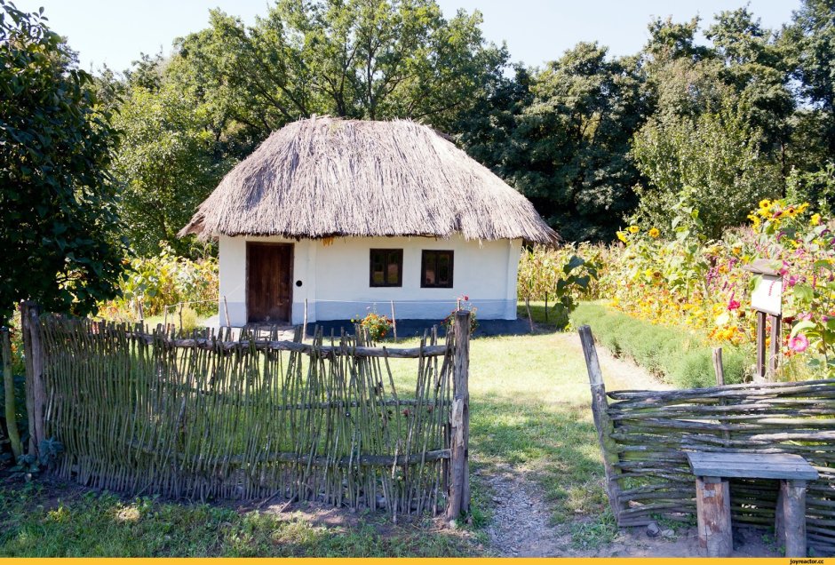 Мазанка с соломенной крышей