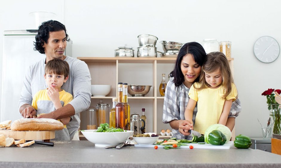 Дети с родителями на кухне кухни