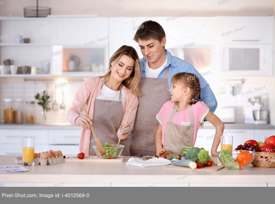 Счастливая семья на кухне ест
