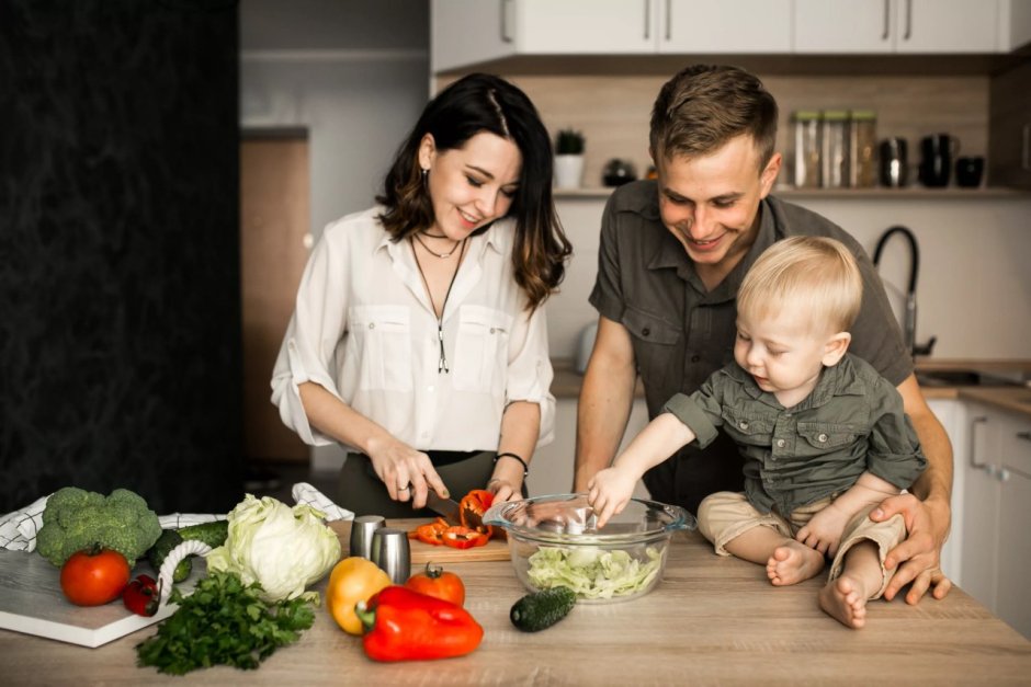 Счастливая семья на кухне