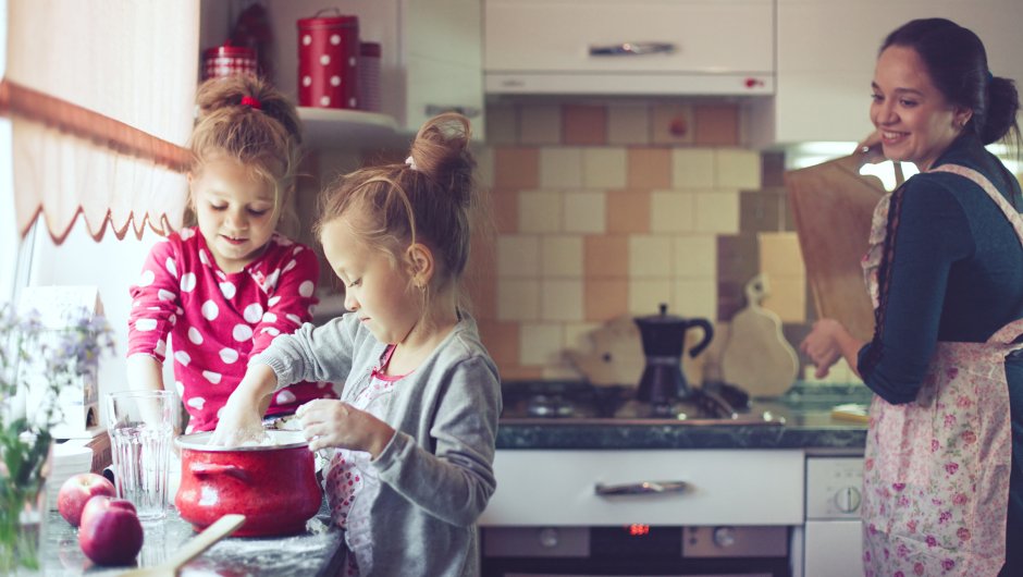 Счастливая семья на кухне кухня Шаттерсток