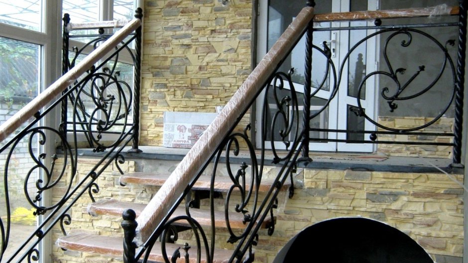 Перила для входных лестниц в частном доме из металла