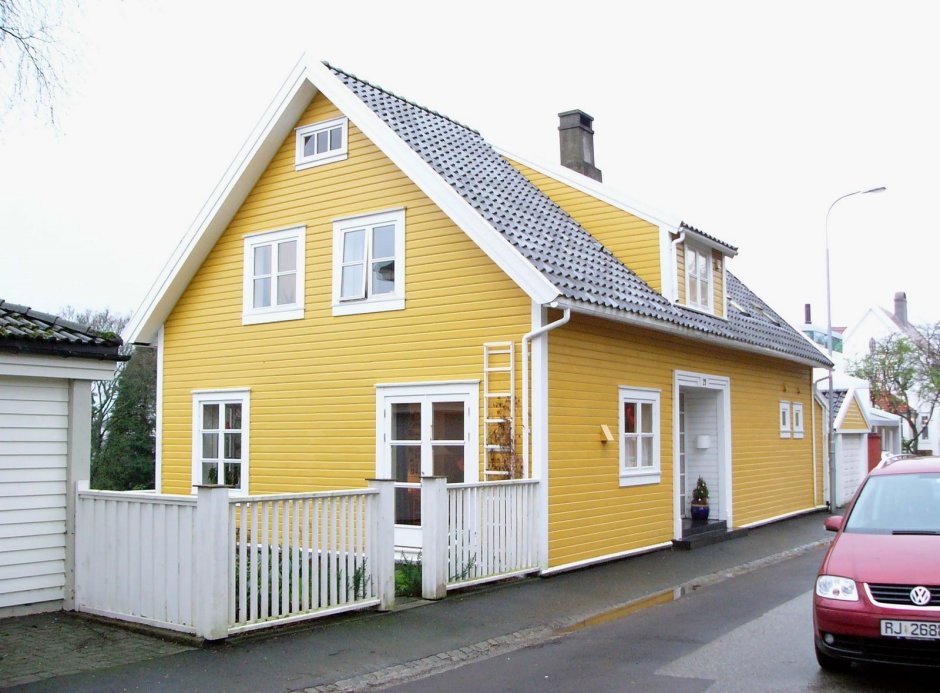 Желтый деревянный дом