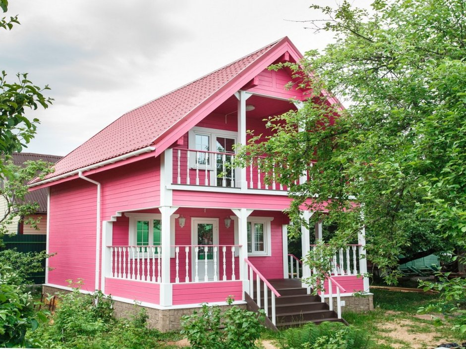 Розовый деревянный дом