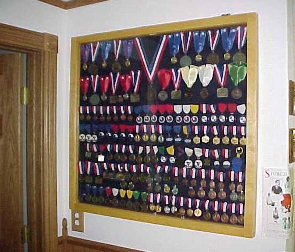 Медальница с полкой для кубков спортивная гимнастика