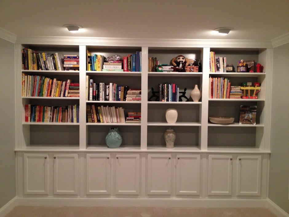 Книжный шкаф в стене