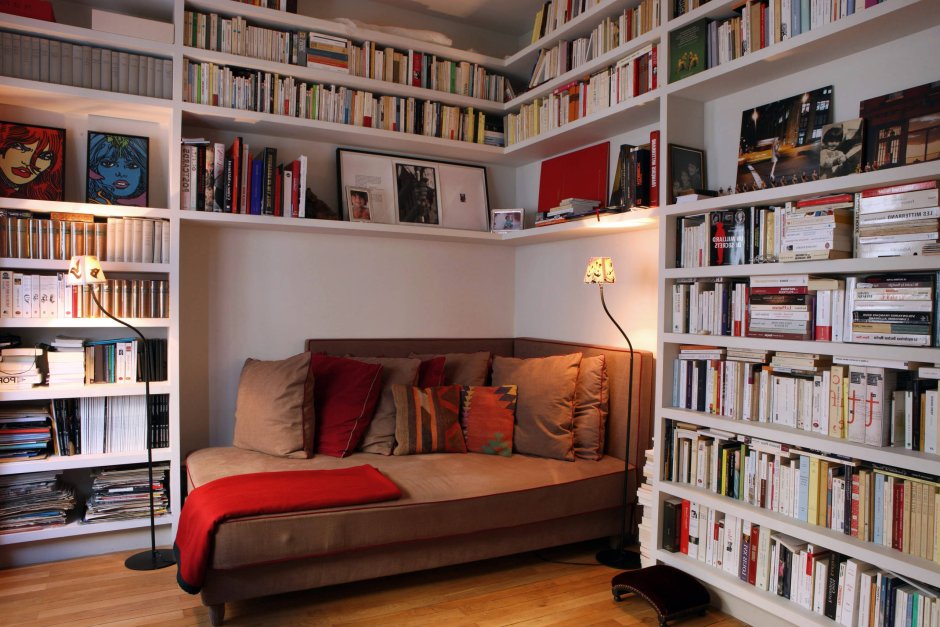 Книжные полки для маленькой комнаты