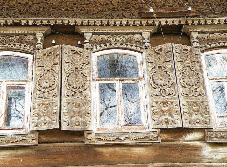 Деревенский дом с резными наличниками