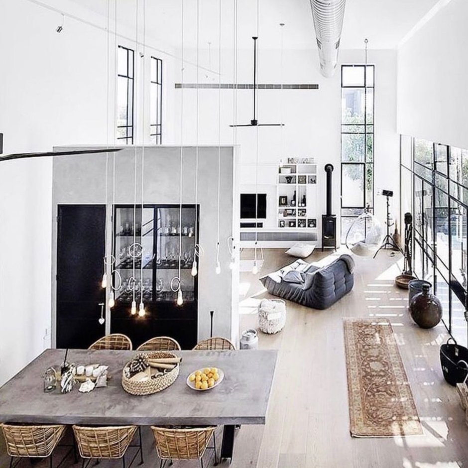 Интерьер квартиры с высокими потолками