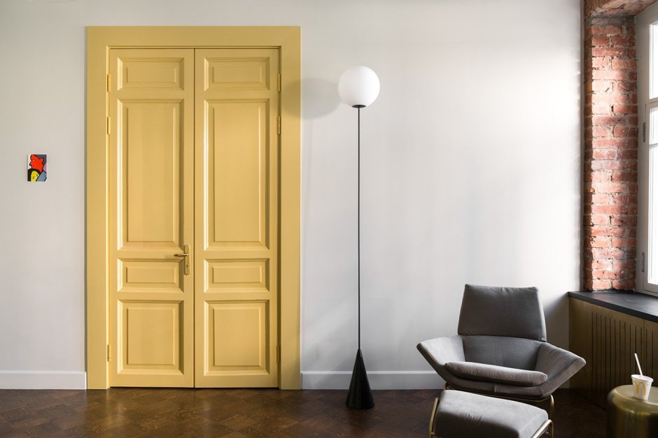 Желтые межкомнатные двери в интерьере