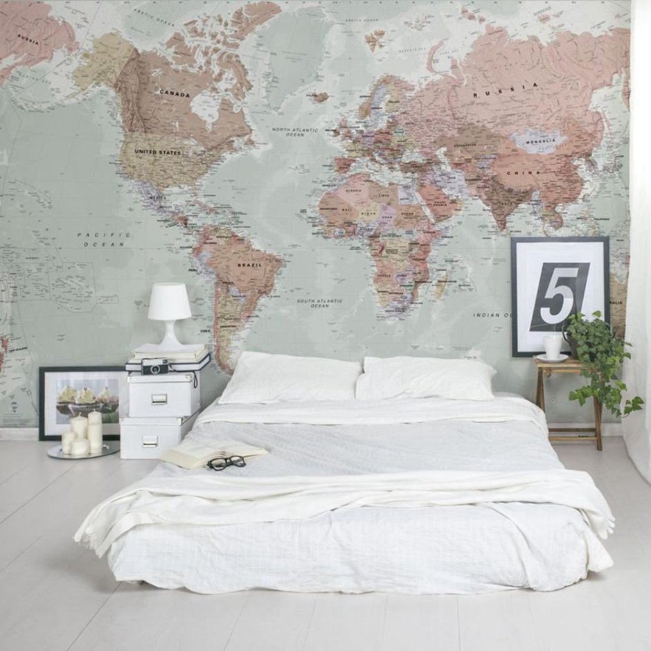 Спальня с картой мира на стене