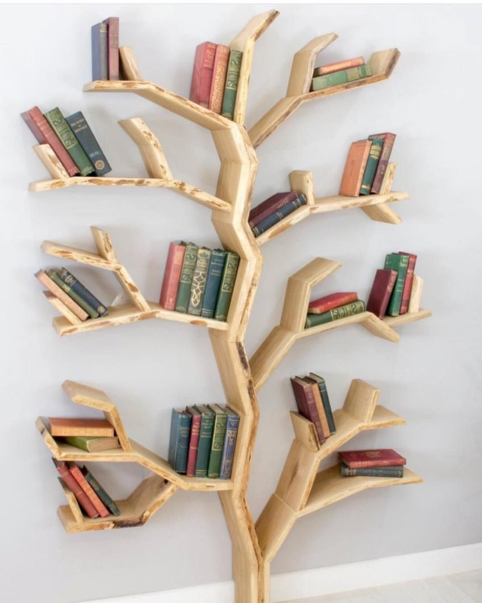 Первые книжные полки из дерева