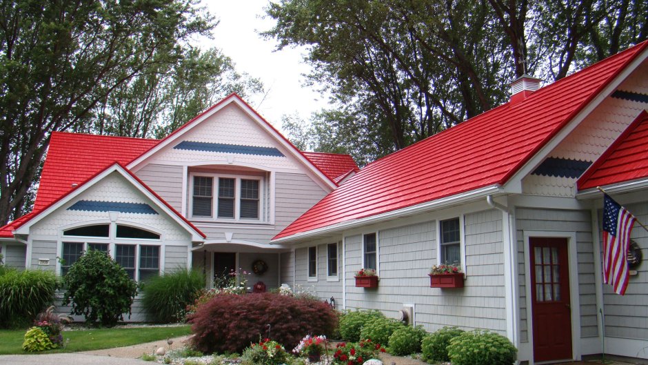 Дом с красной крышей и сайдингом