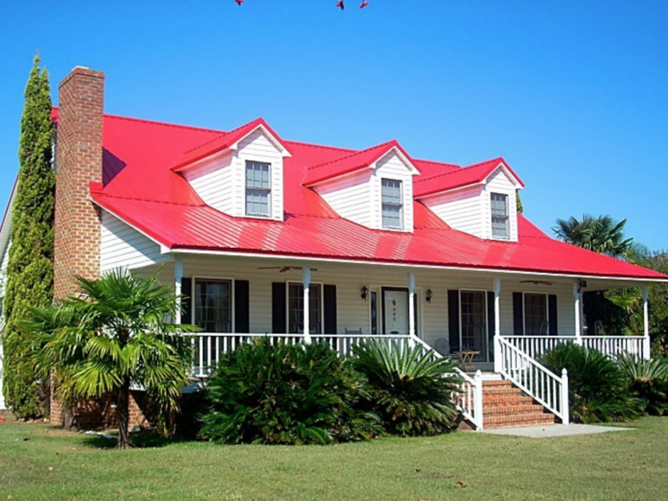Дом с ярко красной крышей
