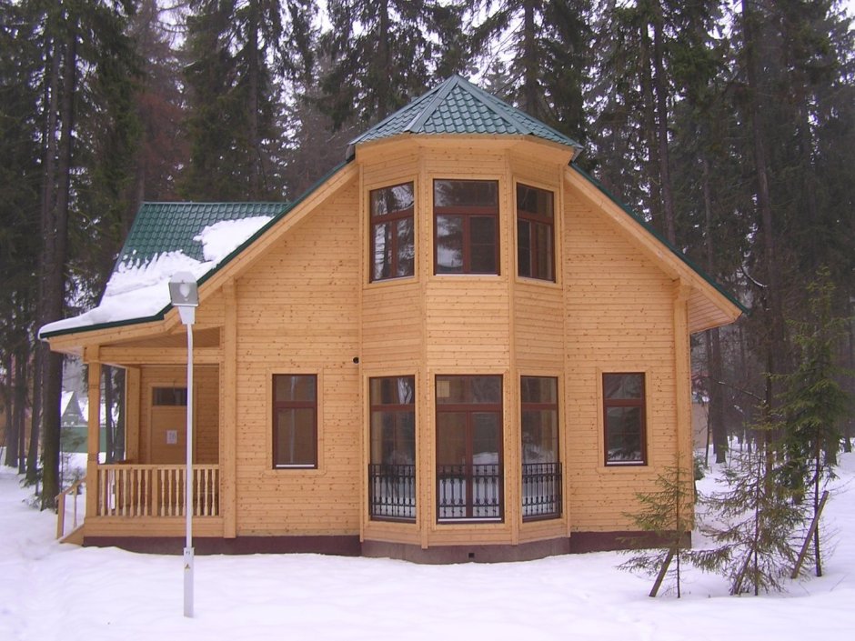 Деревянный дом с эркером