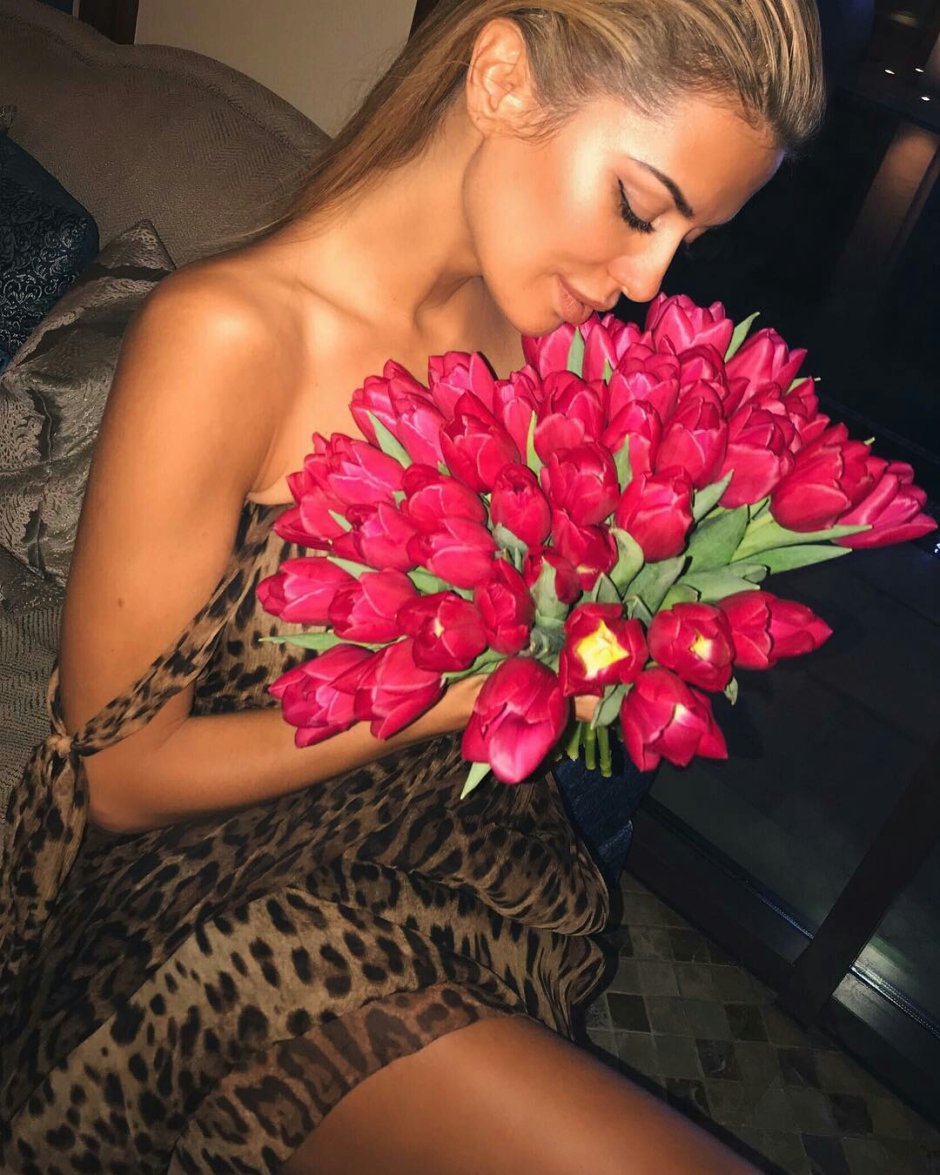 Виктория Боня с цветами ВБ