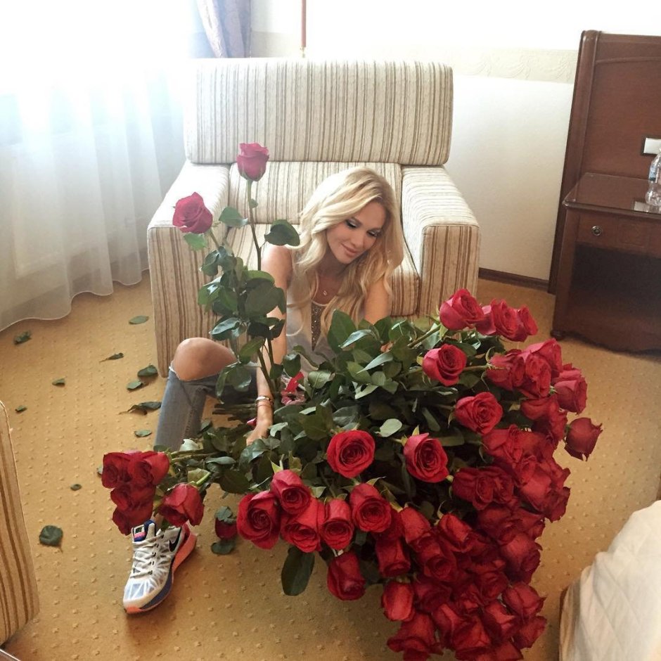 Блондинка с большим букетом роз