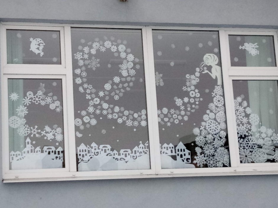 Бумажные снежинки на окне