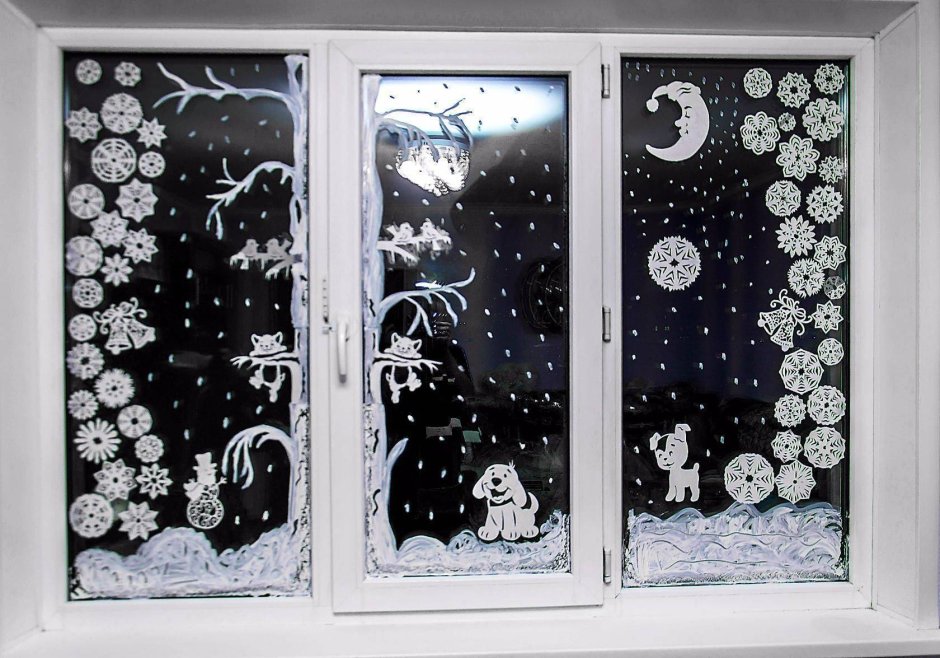 Новогоднее украшение за окном