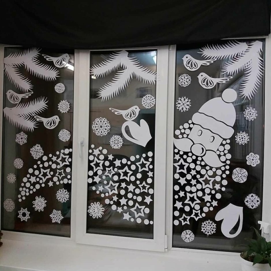 Новогодние окна украшенные вытынанками