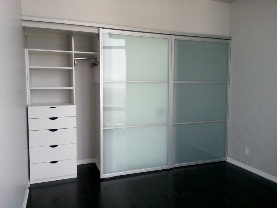 Встроенный шкаф с матовым стеклом