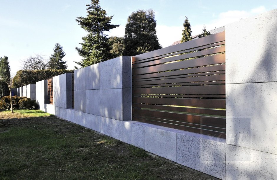 Современный гараж в заборе