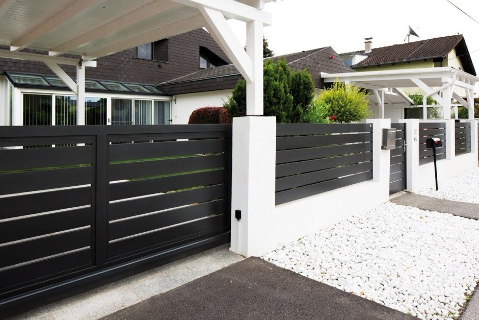 Гараж встроенный в забор