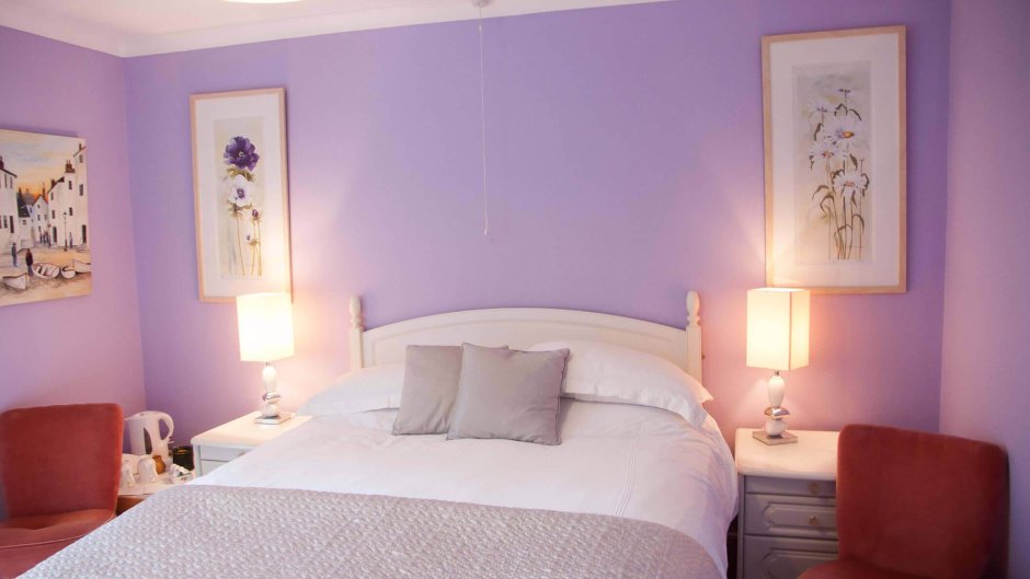 Стены цвета лаванды в спальне