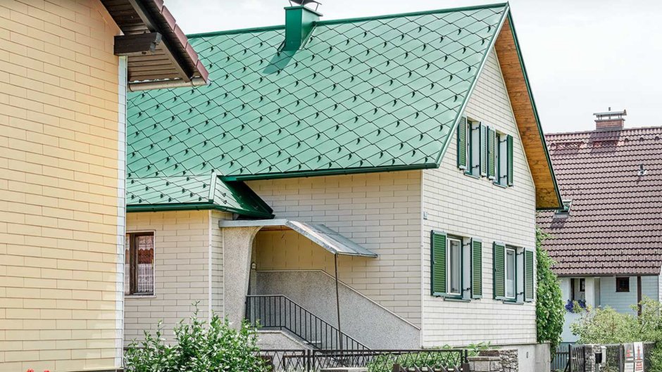 Сайдинг для дома с зеленой крышей