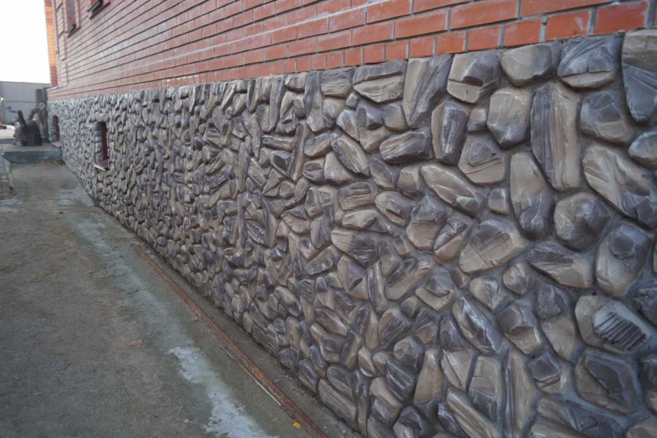 Отделка цоколя искусственным камнем