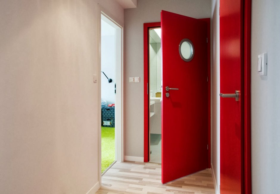 Красная дверь в интерьере комнаты