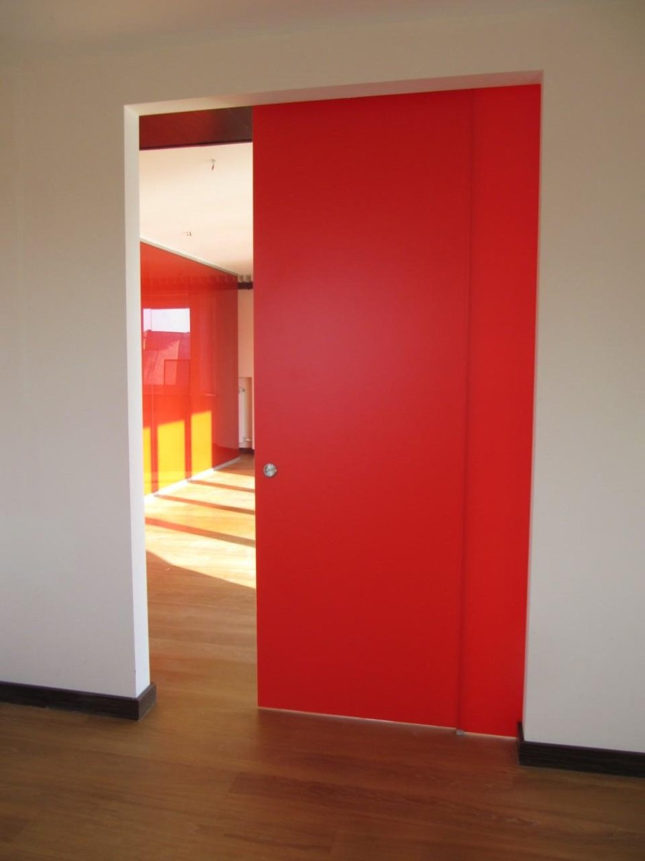 Красные межкомнатные двери в интерьере