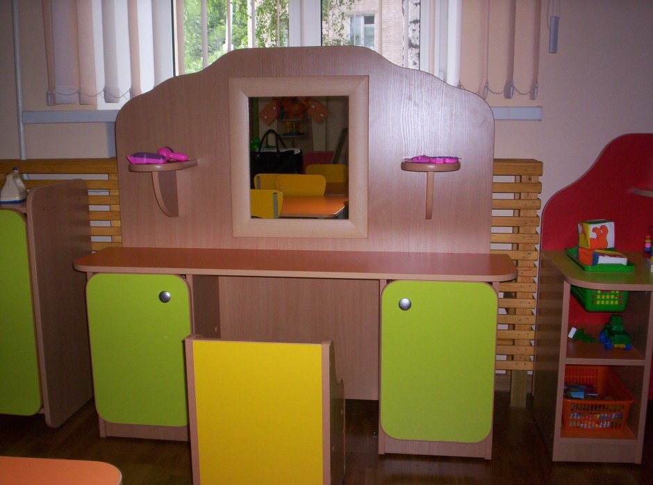 Деревянная детская комната