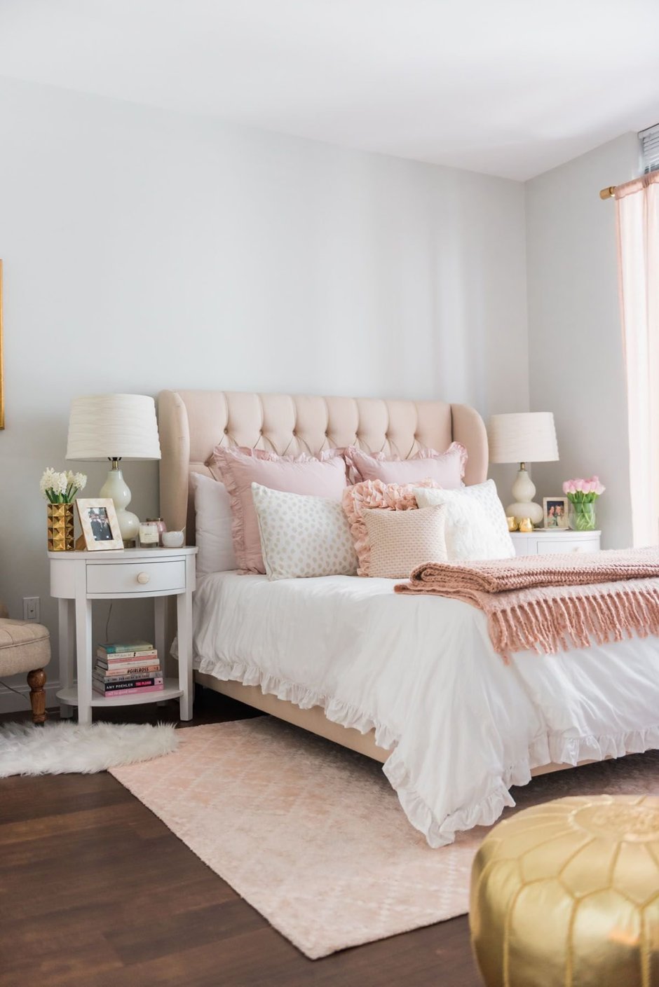 Кровать розового цвета
